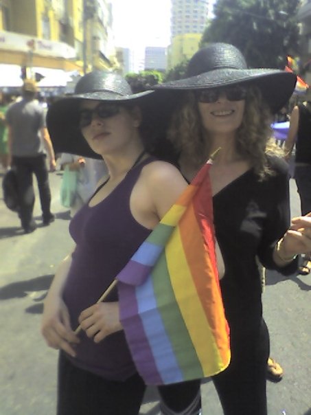עם אמא מצעד גאווה 2008